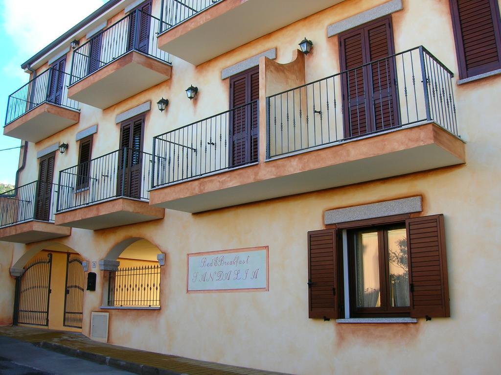 Hotel Bed Sandalia Badesi Exterior foto